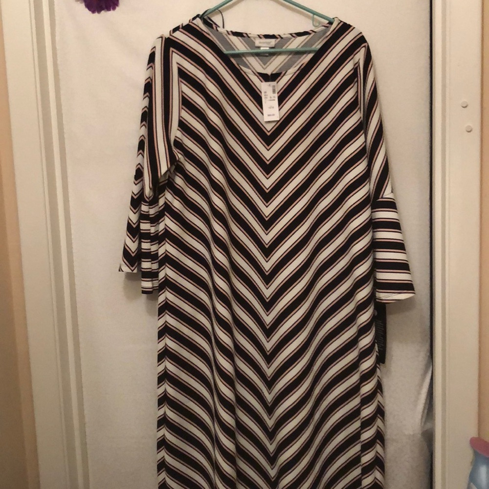 Beautiful chevron dress pink black & white. 14/16
